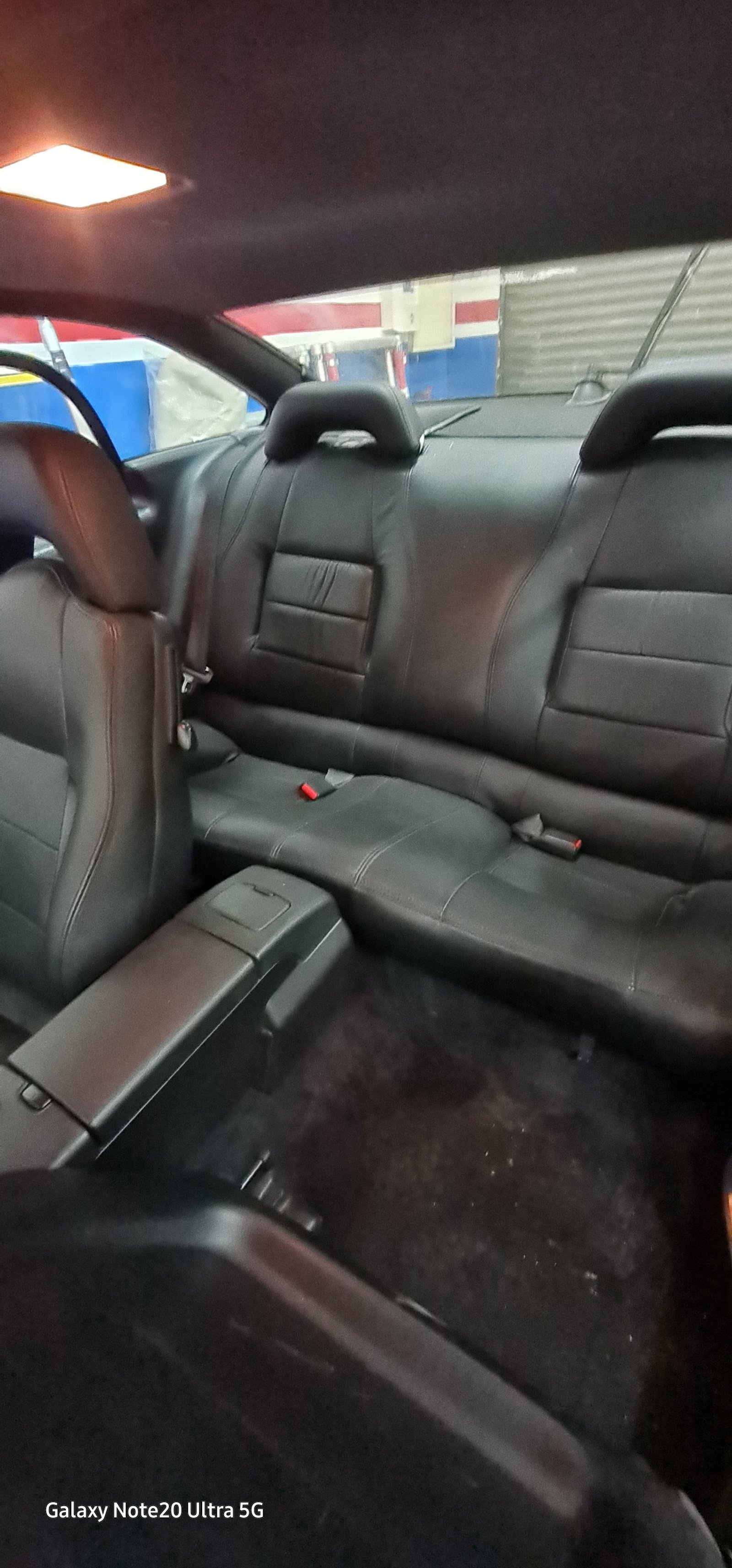 Interior trasero cupé limpio